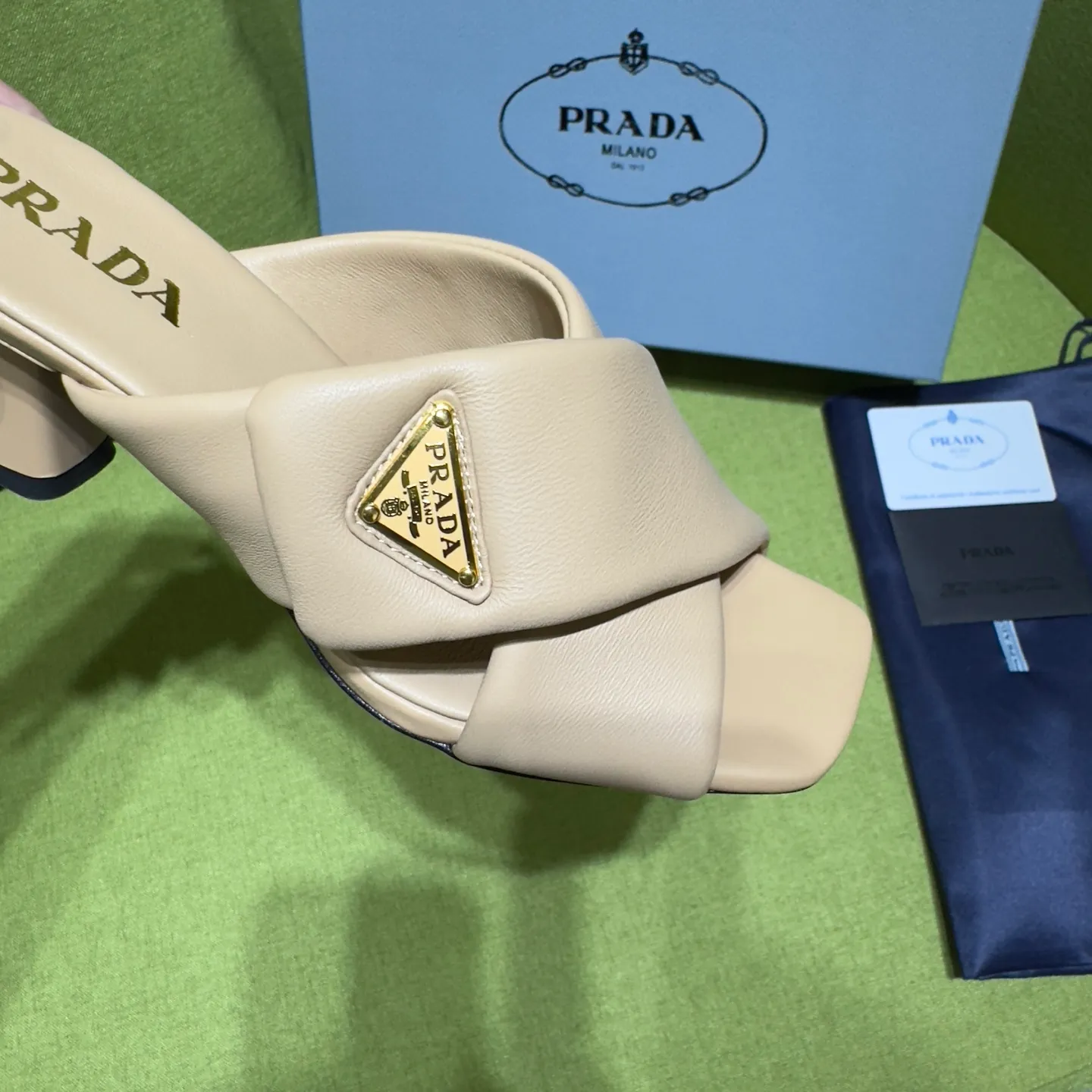 👟👟Ex-factory price 540👟👟 Prada 25ss new style for early spring🔥🔥✨ 🌟 Recommended by major bloggers in Xiaohongshu, developed 1-1 to highlight classic charm. Open molded outsole. Imported mixed breed sheep lining. This sandal embodies a modern design with Nappa leather, a soft-touch padding that accentuates the silhouette. Decorated with an enameled triangle metal logo for added recognition. Enamel-coated metal triangle logo Leather sole decorated with metal letter logo Lacquered heel, height 65 mm Size: 35 to 42 (40-42 customized, non-refundable)